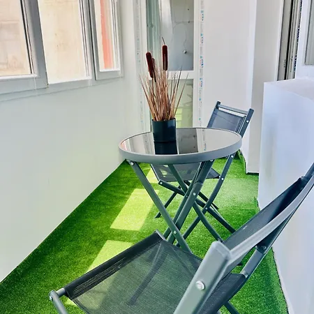 10 Minutes From Airport Apartament